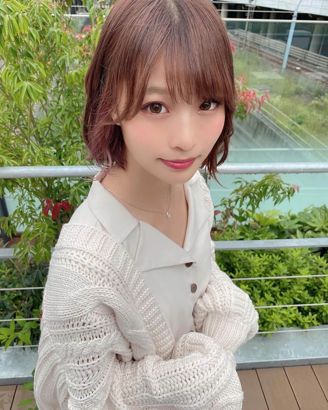 のインスタグラム：「カーディガンがちょうどいい時期ですね🍂 ・ ・ いつもとは違う大人っぽい赤紫色のイヤリングカラーをしていただきました♡ ・ ・ お洋服にも合ってすごい可愛いです😚💓」