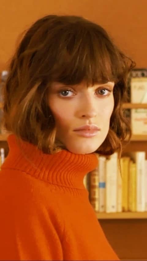 ベンシモンのインスタグラム：「Hello Automne 🍂  Qui rêve de se lover dans un grand pull col roulé et de passer l’après-midi près de la cheminée ? 📖 💭   #bensimon #fashion #mode」