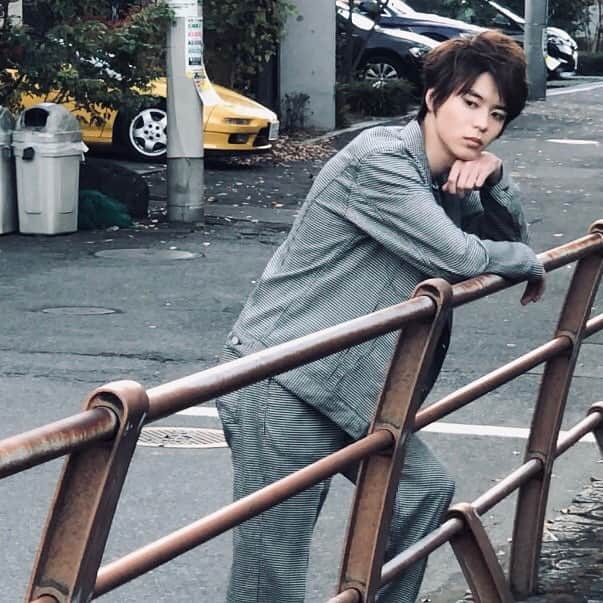 小原唯和のインスタグラム：「今月のカレンダーはこんな感じになってます😏 先月とはまた違う雰囲気の僕になっています！  #カレンダーオフショ #10月」