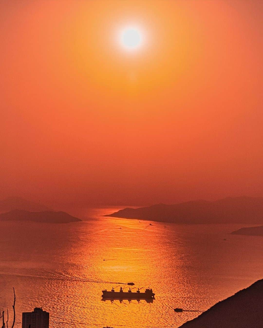 HAYAMI HANNAH ハナさん ど田舎のインスタグラム：「🇭🇰 From Victoria Peak 🌅 Not Moon. Sunset SUN ☀️ 😉 中秋節  #hayamihannah  #Picsofhk #香港 #Sonyimagegallery  #discoverhongkong #instameethk⁠ #awesomehongkong  #hongkongphotography⁠ #unlimitedhongkong  #exploringhongkong⁠ #hongkongstreets  #hongkongnight  #hongkong  #hongkonglifestyle #Hongkonginsta  #hongkongstreetphotography⁠ #visualhongkong  #reframinghk  #travelphotography  #sonyimages #moodygrams⁠  #Adorama  #way2ill #yourshotphotographer  #localiiz  #HongKongGuide #TimeOutHK #capitalshooters  #Cityphoto_HongKong #Monstermoods」