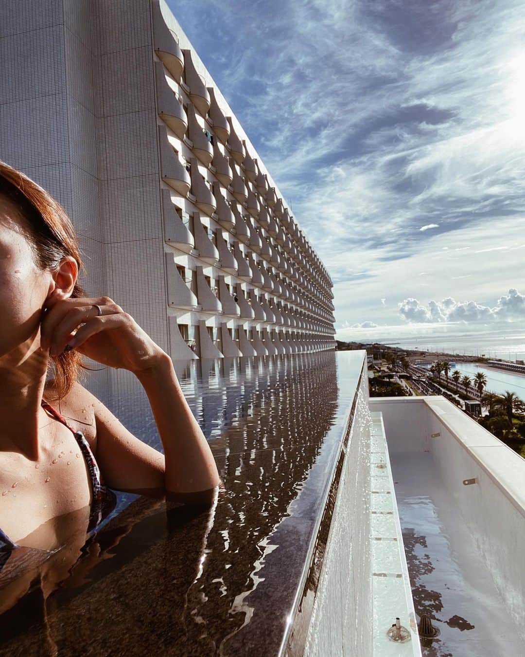高橋菜摘のインスタグラム：「🏝 . . たった3週間前なのに 季節は完全に変わりまして.. 9月なのに最高の夏日だった日。 大磯プリンスホテルへ🤍 今年はコロナ対策で宿泊者限定で SPAや大磯ロングビーチが貸し切り！ 普段から混む場所を避けている私には 滅多にないチャンス！ なんて嗅覚がぷんぷん💭 でも夏になり頭にはあったはずが 実はすっかり忘れて夏を楽しんでいて @masamikouchi の投稿で 思い出した時には あと4日でプールの営業が終了！ 慌てて予約サイト見て たまたま空いてた翌日に予約☑︎ 幼稚園にお迎え行ってから 軽く支度して、Check in🏨 . お酒を飲みながらホテルの外 お散歩したりSPAに入ったり なんだかとても、有意義な夜を。 ここのSPAはリニューアル以来 結婚記念日に来る程　 大好きな近場のリゾート。 海と繋がるインフィニティプールに ジャグジーやサウナ そして水着で利用出来るbar🍸 特におすすめは早朝。 最高に気持ち良くて危うく朝食の時間に 間に合わなくなりそうなくらい🥺 . もちろんgoto travel使わせてもらって 行ってきたから安かった🤍 今日から神奈川県民割始まって 県民は更に安いからおすすめ！ 産後ママ達、妊婦ママ達にも ここで癒されて欲しいな〜🤱 . . . . #gotoキャンペーン #gotoトラベル  #家族旅行 #旅行好き #幸せ時間 #インフィニティプール #大磯 #湘南 #大磯ロングビーチ #家族の時間  #infinitypool #pool #spa #beach #hotel #shonan #trip #japan #girl #family #familytrip #happytime」