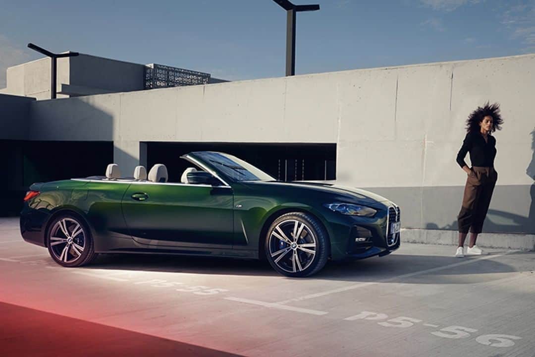 のインスタグラム：「ニューBMW 4シリーズ カブリオレ。2021年春、デビュー。  理想のボディとワイド・トレッドが叶える、この上ないドライビング・ダイナミクス。どこまでもスポーティなその走りは、オープン・エアの歓びをさらに大きなものとするだろう。  心解き放つ瞬間へ。想いは、加速する。  @bmwjapanアカウントのトップからURLをタップ。公式Webサイトより、詳細をご覧いただけます。  #THE4 #BMW #BMWJapan #駆けぬける歓び」