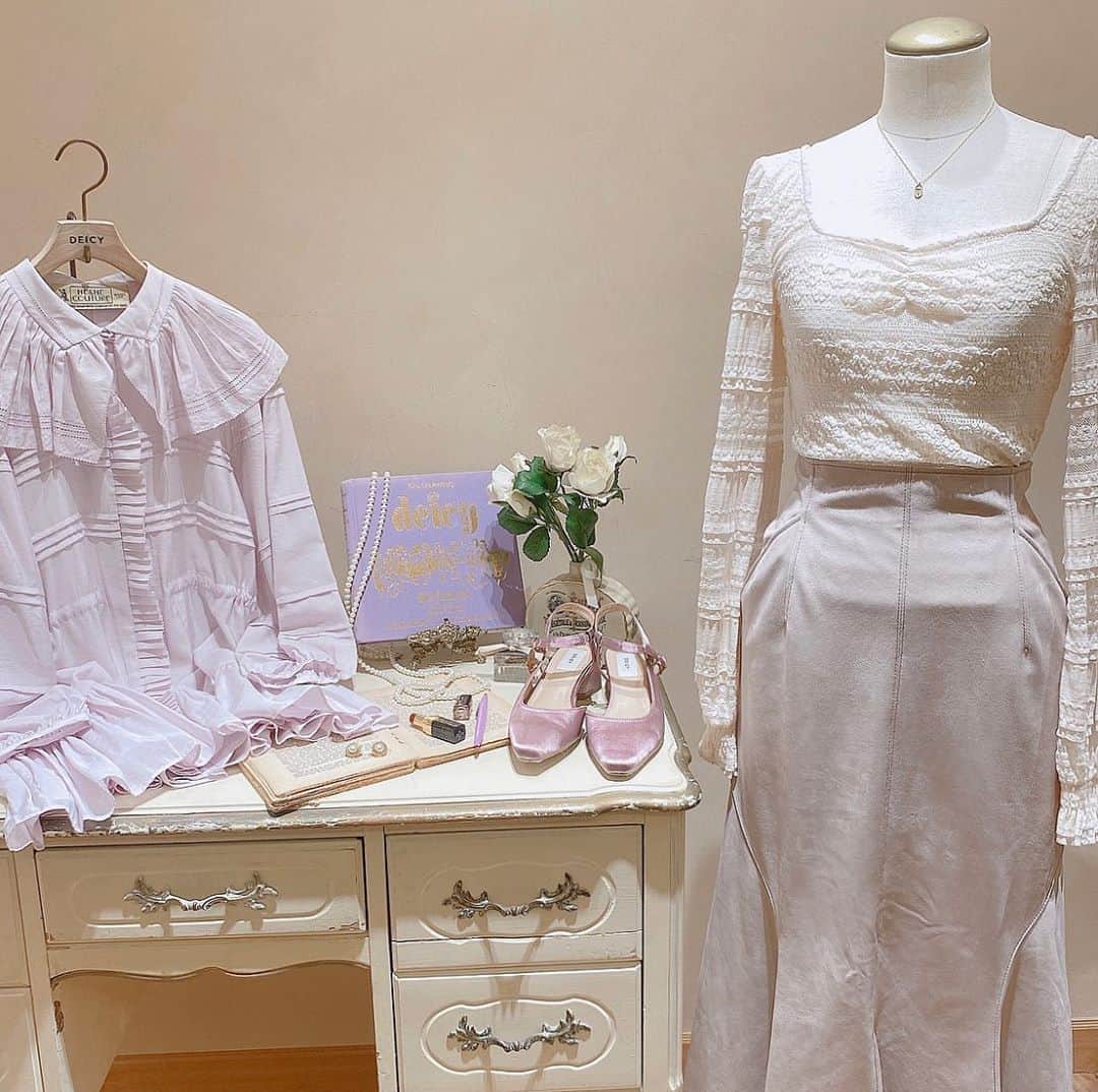 のインスタグラム：「lady mood...🐚❤︎  心ときめくレースやフリルがポイントのトップをコーディネートに取り入れて🥀  ୨୧┈┈┈┈┈┈┈┈┈┈┈┈┈┈┈୨୧﻿  【DEICY新宿店短縮営業のお知らせ】﻿  10月の営業時間は、下記の通りとなります。﻿ ﻿ 全日→11:00〜20:00  ■なお、お客様に安心して﻿ お買物をしていただけるよう、﻿ 新型コロナウィルス感染拡大防止策を﻿ 講じた上で営業いたします。﻿ ﻿ ご来店いただくお客様には﻿ ご不便をおかけすることもございますが、 何卒ご理解・ご協力を賜りますよう﻿ 心よりお願い申し上げます。﻿ ﻿ DEICY新宿店  ୨୧┈┈┈┈┈┈┈┈┈┈┈┈┈┈┈୨୧﻿  #deicy #mecouture #deicyshinjuku  #heartneck #knit #2020aw #newarrival #lumine #autumn #instafashion #pink #デイシー #ミークチュール #ルミネ#lee#スウェット#スウェットコーデ #スカート#サテンスカート#fashion#ootd#shinjuku#followme#japan#ブラウンコーデ#coordinate#tokyo#トレンドコーデ」