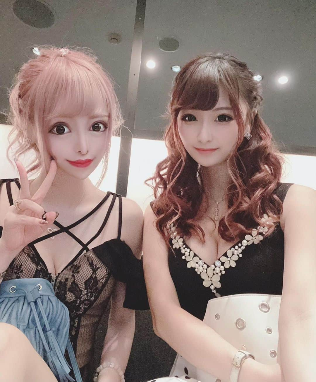 ねねーしゅのインスタグラム：「inジェントル withここちゃん  #歌舞伎町#キャバクラ#新宿#キャバ嬢#水商売#歌舞伎#BAR#サパー#キャバ#ホスト#ジェントル」