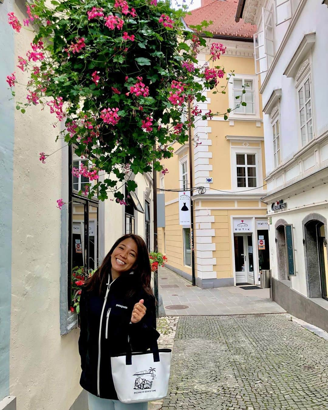 矢澤亜季さんのインスタグラム写真 - (矢澤亜季Instagram)「Hello from Ljubljana🧡 すっかり秋です🍂🍄🍁🍠🌰 . . . ちょこっとお出かけに👜 Stream TrailのBLOW MINIがあついねぇ🤍  #今日から #10月 #秋 🍁 #カヌースラローム #アスリート #女子アスリート #トレーニング #トレーニング女子 #フィットネス #フィットネス女子  #釣りガール  #スロベニア #ストリームトレイル #👜 #canoe #slalom #athlete #training  #instagirl #💓 #autumn #🍁 #slovenia #ljubljana #🇸🇮 #streamtrail」10月1日 19時34分 - aki.yazawa