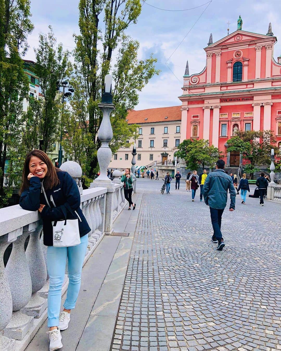 矢澤亜季のインスタグラム：「Hello from Ljubljana🧡 すっかり秋です🍂🍄🍁🍠🌰 . . . ちょこっとお出かけに👜 Stream TrailのBLOW MINIがあついねぇ🤍  #今日から #10月 #秋 🍁 #カヌースラローム #アスリート #女子アスリート #トレーニング #トレーニング女子 #フィットネス #フィットネス女子  #釣りガール  #スロベニア #ストリームトレイル #👜 #canoe #slalom #athlete #training  #instagirl #💓 #autumn #🍁 #slovenia #ljubljana #🇸🇮 #streamtrail」