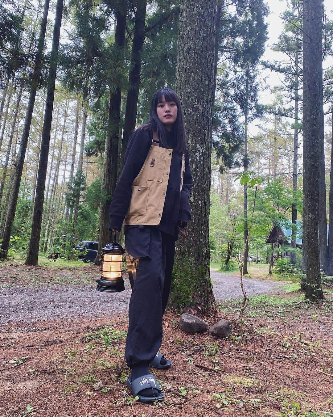 酒井萌衣さんのインスタグラム写真 - (酒井萌衣Instagram)「少し前からキャンプにはまりました。﻿ いつも地元の友達というかもはや幼馴染みが連れて行ってくれるのです🏕﻿ ﻿ 自然の中で綺麗な空気を吸って﻿ 何も考えず過ごす時間はとても大切😌﻿ ﻿ ﻿ #キャンプ #キャンプコーデ #キャンプ女子 #camp」10月1日 19時34分 - sakai__mei
