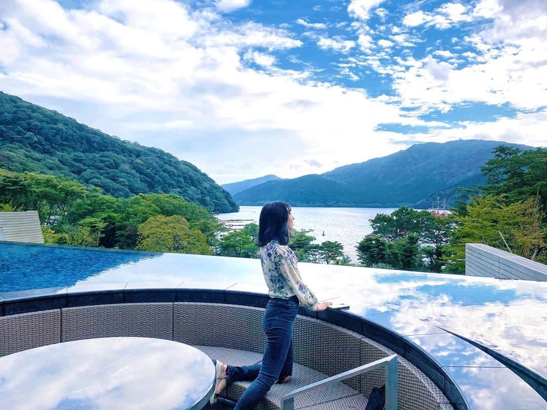 瀬口かなのインスタグラム：「誕生日振り返る☺️﻿ ﻿ 箱根にあるはなをり﻿ 湖と青空綺麗だったなぁ…✨﻿ ﻿ 秋のそよ風も気持ち良くて素敵空間🍁﻿ ﻿ ずっとここ行きたいねって話してたら、﻿ まゆちゃんとマネさんが連れてってくれたんだ、🙏❤️﻿ ディナービュッフェではバースデープレートまで😳﻿ ﻿ 温泉もあってご飯も美味しくて😭✨﻿ ﻿ ﻿ 旅行といえば、海外！てかんじだったけど、国内に今興味津々😍﻿ ﻿ 全国のまだ知らない素敵な場所って沢山あるよね！もっと知りたい🤔✨✨✨﻿ ﻿  #はなをり #箱根芦ノ湖 #箱根旅行 #箱根 #箱根女子旅 #女子旅 #誕生日旅行」