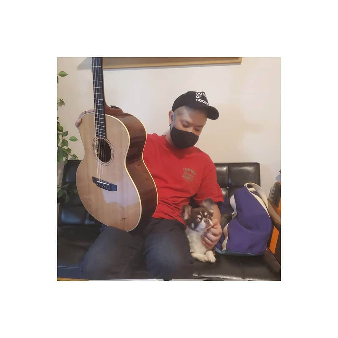 のインスタグラム：「久しぶりに生のオオニシさんと対面しました…！！！✨  画面越しじゃなく、耳の穴（イヤホン）からだけじゃなく、全身で聴くオオニしさんのギター🎸、有難い…✨✨✨🙏🙏🙏 この時をどんなに待っていたか。。という気持ちでした😭🙏🙏🙏 （久しぶり過ぎてちょっとだけ照れて人見知りしましたw） ※粋丸はベッタリでした😂🐾  明後日の「OUTDOOR PARK 2020」、どうか晴れ渡りますようにー‼🙏🙏🙏☀🏕 ワタクシの出演時間は3日（土）の13:50〜14:30です🎤🎸🤩👍  万博記念公園は広大な敷地ではありますが、ソーシャルディスタンスはしっかりと保ち、心の距離はグッと詰めて（笑）一緒に楽しみましょう🎶  Golden FishのCDも久しぶりにお手手販売しますので、この機会にどうぞよろしくお願いします❣🙏  −−−−−−−−−−−−−−−−−−−−−−−−−−−−−−−−−−−−  "OUTDOOR PARK 2020"  2020年10月3日(土)、4日(日) 万博記念公園 自然文化園 東の広場（大阪）  ※雨天決行 荒天中止  イベントの参加人数の制限が緩和されました。OUTDOOR PARKの開催場所 万博記念公園　東の広場は、広大な敷地であり十分な広さがあるため、今回は予定していた午前・午後の2部制ではなく、昨年までと同様に１日を通して楽しんでいただけることとなりました。  【開催時間】各日程 9:30～17:00 （入場は16:30まで） 【入場料金】中学生以上450円（税込）小学生以下無料  ※別途、万博記念公園入園料(大人260円・小中学生80円)が必要です。 ※周辺道路の渋滞が予測されますので、 公共の交通機関をご利用ください。」
