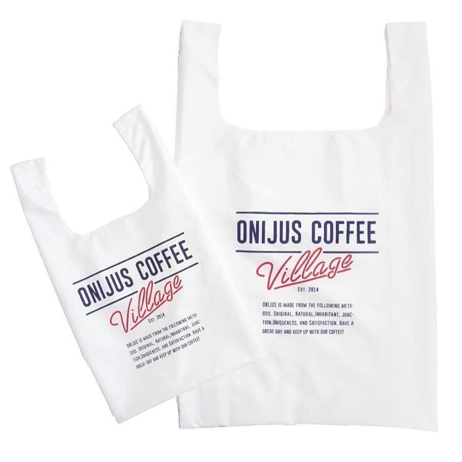 ONIJUS COFFEE VILLAGEさんのインスタグラム写真 - (ONIJUS COFFEE VILLAGEInstagram)「. 🤍🤍🤍 使用イメージです♪ お買い物以外にも、ちょっとしたピクニックでもお使いいただけます^_^ 皆様のご来店お待ちしてます！  10月2日の金曜日、 onijusの店舗内でも数量限定になりますが、コンビニバッグ販売致します😊 そして、同日夜の20時からは、@onijus のBASE（プロフィールリンクからどうぞ）と、 @donobanweb のサイトにて同時販売致します🔥  【生地感】 生地は国産で撥水加工をかけた、ポリエステル100%。生地もアウターにも使われる素材なので、シワになりにくく、適度なシャリ感と厚みも持たせています🤍 汚れは付きにくく、洗濯もしていただけます😊  【カラー展開とサイズ】 カラーは、ホワイトとブラック。 サイズは、ラージとスモールのセットで販売いたします。 価格は、税込2970円です☺️  今回コラボさせていただきました、ドノバンさん @donobanweb のイントロデュースです❤️  ---------------------------------------------  エイジレスでいくつになっても自分らしさを大切にしたい全ての女性に…。  職業や年齢などは関係なく、  生まれてから今まで過ごしてきた時の中での自分のフィルターを大切に 自分らしく心地よい。 ちょうど良い。 を大切に…。  ONもOFFも全力で楽しんでほしい。  鏡に映ったあなたが最高の笑顔になりますように…。  そんな思いで私たちは すべてのお客様へ旬のエッセンスを自分らしく取り入れ、時代ともに長く親しめるスタイル提案をさせていただきます。」10月1日 19時54分 - onijus