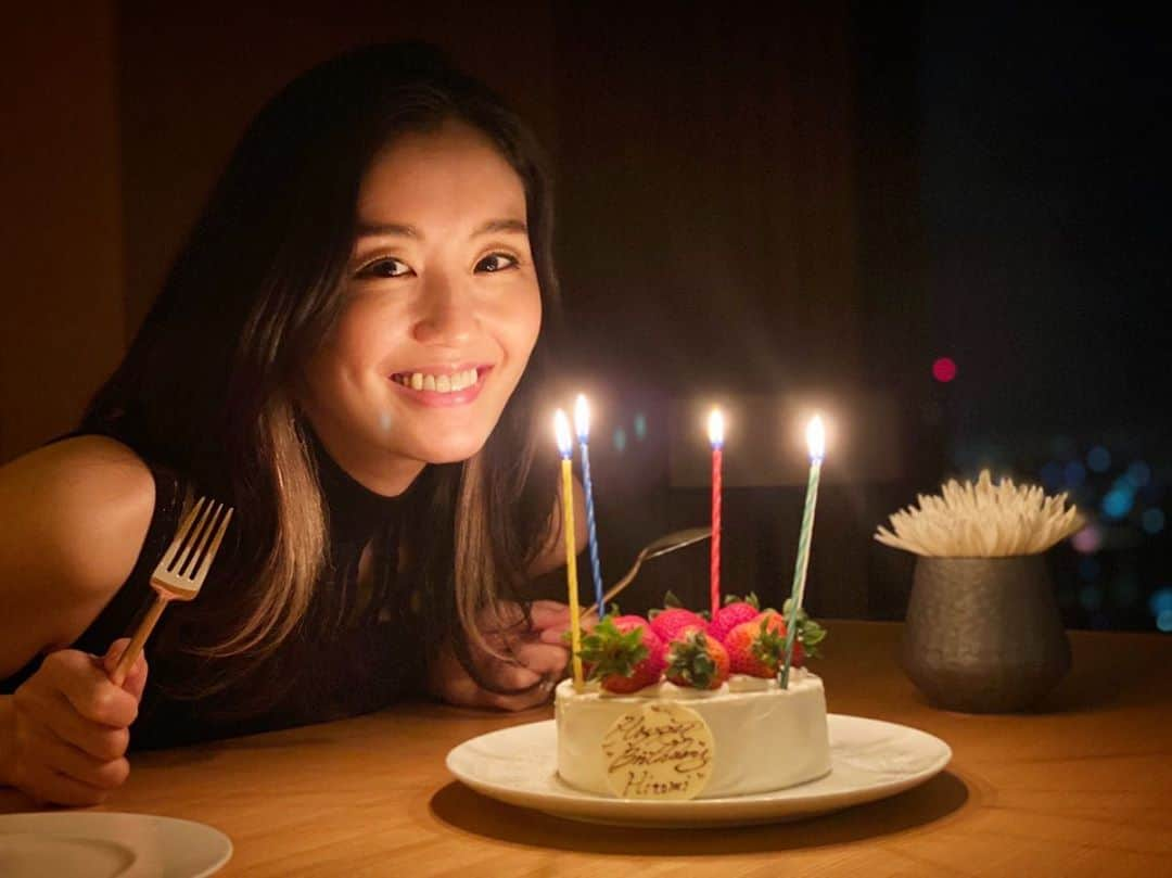 佐藤仁美のインスタグラム：「🎂 31歳になりました。 前厄突入したけど 気にせず前進します🙋‍♀️🙋‍♀️  お世話になってる皆さん いつもありがとうございます。 これからも宜しくお願いします。  #誕生日 #感謝 #birthday  #loveyourself  #thankyou」