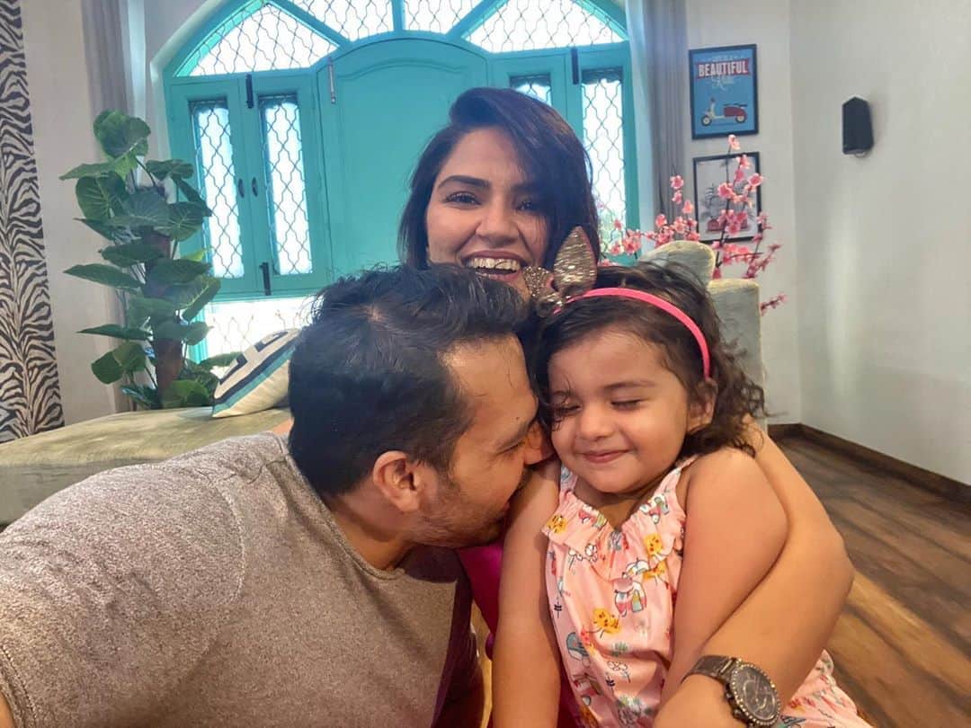 のインスタグラム：「Aao Rashu, mumma ka shoot photobomb karte hai milke...  . #FlyingBeast #Family #fun #Break」