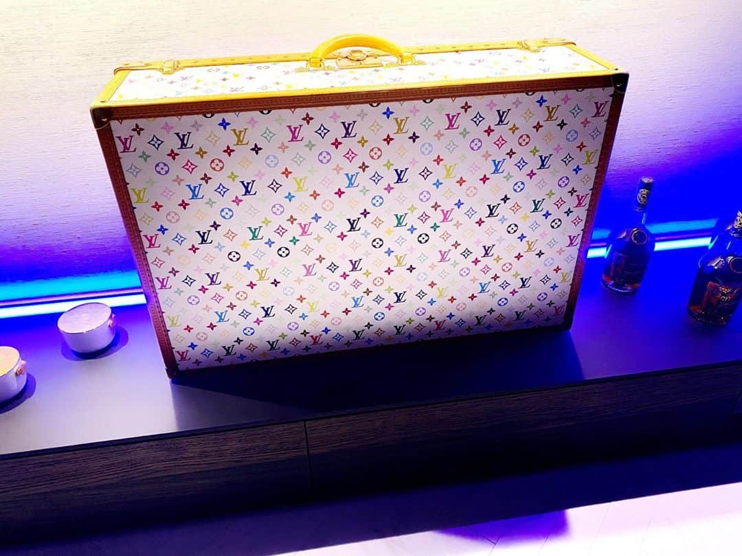 ELLYのインスタグラム：「Home  @louisvuitton @takashipom」