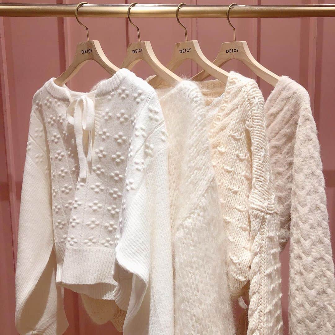 のインスタグラム：「. white knit♡ . 着るだけで女性らしくなる 白ニット🧸💓 . . ୨୧┈┈┈┈┈┈┈┈┈┈┈┈┈┈┈୨୧  【通常営業時間】﻿ 月〜土：11:00〜21:00﻿ 日：11:00〜20:00﻿  DEICY 大阪店﻿ ☎︎06-6372-1325﻿  ■なお、お客様に安心して﻿ お買物をしていただけるよう、﻿ 新型コロナウィルス感染拡大防止策を﻿ 講じた上で営業いたします。﻿ ﻿ ご来店いただくお客様には﻿ ご不便をおかけすることもございますが、﻿ 何卒ご理解・ご協力を賜りますよう﻿ 心よりお願い申し上げます。﻿ ﻿  ୨୧┈┈┈┈┈┈┈┈┈┈┈┈┈┈┈୨୧  #deicy #mecouture #deicyosaka #fashion #coordinate #ootd #knit #2020aw #instagood #instafashion #デイシー #ミークチュール #ファッション #ホワイト #ホワイトコーデ #ワントーン #梅田エスト #梅田est #白ニット #ニット #秋服 #冬服」