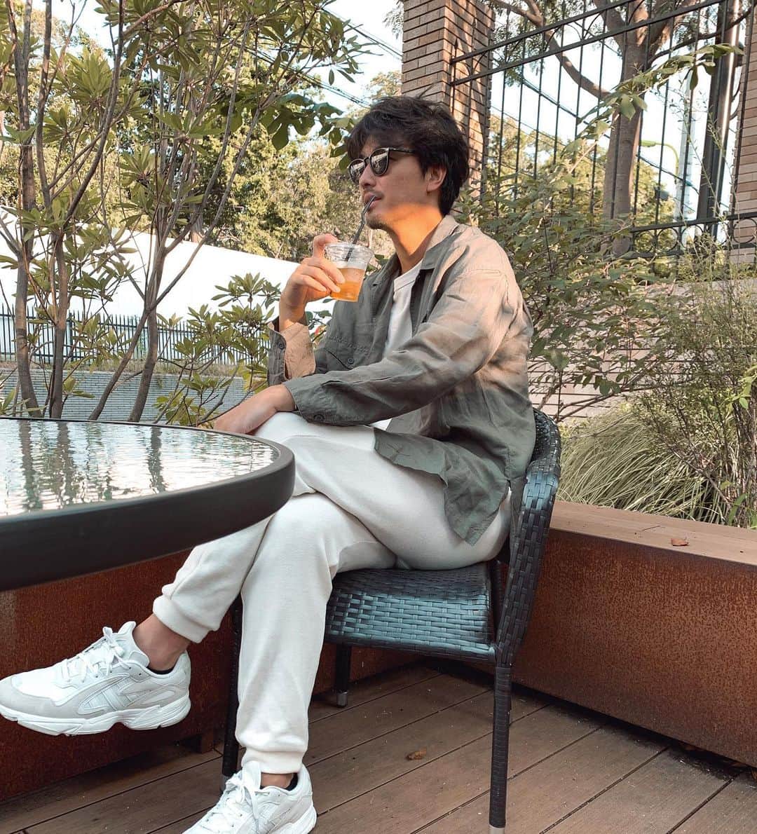 のインスタグラム：「10月になり過ごしやすい季節になってきましたね🍁 そしてバチェロレッテジャパンの配信がいよいよ近づいてきました🌹 Twitter、Instagram @bachelorjapan で公式の情報が毎日公開されてるのでチェックのほうよろしくお願いします😄 あっ最近　辛口のジンジャエールが好きです🥤 #バチェロレッテ #バチェラー」