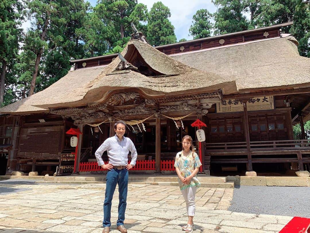 辰巳真理恵のインスタグラム：「・ オフショット集の中の、一枚⛩ 階段を上って熊野大社に着いた途端、 風が歌っているかのような、 世にも美しい風鈴の音が…🎐✨ ・ ・ 2020年8月19日(水)19:00にアップしたYouTube🍾 ・ 先月23日に放送された、 『#辰巳琢郎の葡萄酒浪漫』 #山形県赤湯 編 後編 ・ の、#オフショット集 🎉 ・ ▶️#YouTube で 「辰巳琢郎の葡萄酒浪漫」 で検索してみてください🍾✨ 🔗https://youtu.be/C8PVdYLlrD8 ・ #プロフィールのリンクよりどうぞ  #オフィシャルYouTubeチャンネル ・ ・ 番組詳細🍷 ◆『辰巳琢郎の葡萄酒浪漫』 https://www.bs-tvtokyo.co.jp/budoshu/ #BSテレビ東京　夜11時30分～12時00分 □2020年8月23日（日）第230回 #山形県赤湯 編　後編 父・#辰巳琢郎 と親子で赤湯のワイナリーとお勧めスポットを巡ります。 ・ ・ @jpwine_lovers  @japan_wine2.0  #bsテレ東 #辰巳真理恵 #親子共演 #ソプラノ歌手 #山形県南陽市 #山形県南陽市赤湯 #日本ワイン #日本のワインを愛する会 #熊野大社 #熊野大社南陽市  #風鈴 #親子旅 #チャンネル登録お願いします #yukata #japanesewine #tatsumimarie #marietatsumi」