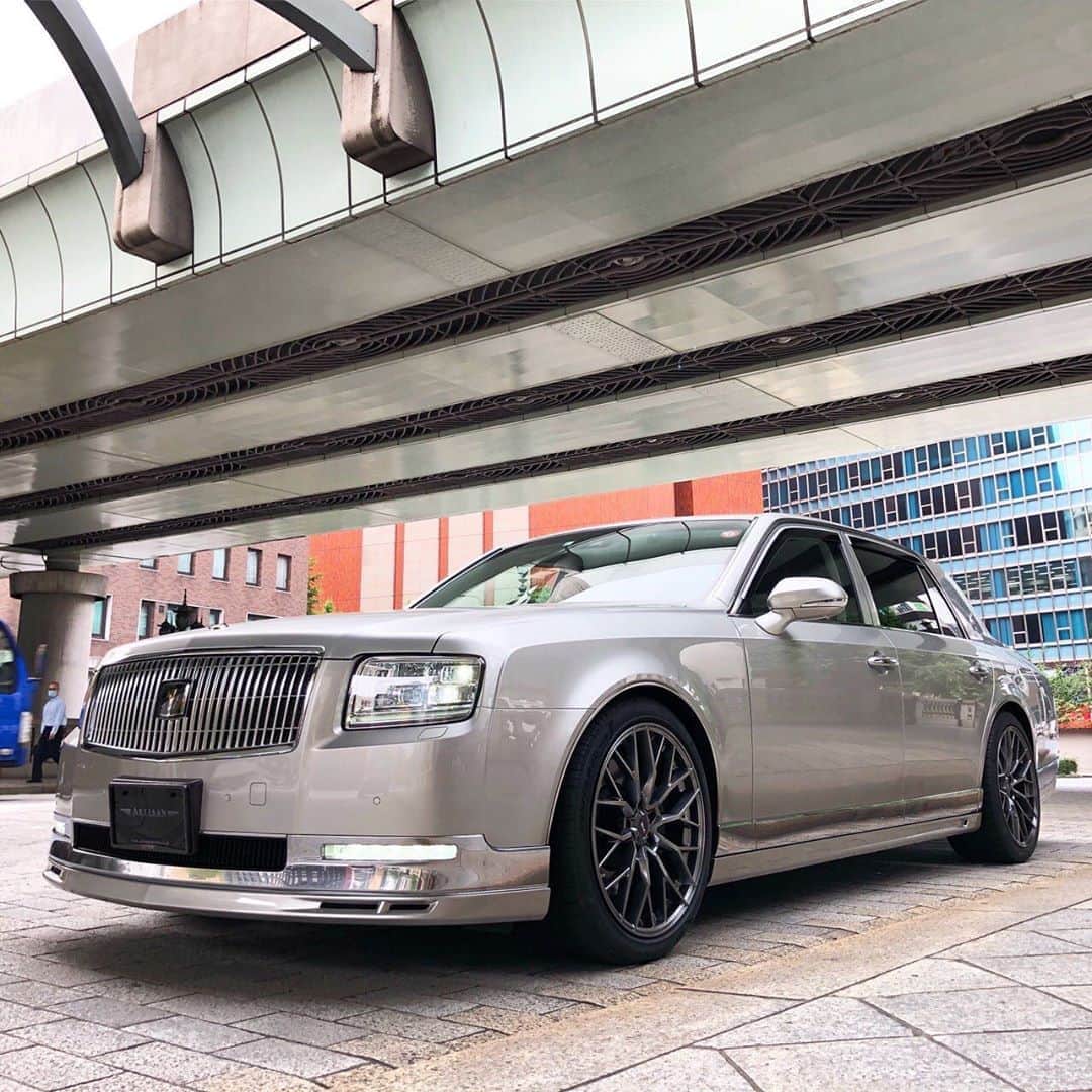 Spirits Artisanのインスタグラム：「TOYOTA CENTURY  Model code: DAA-UWG6  Bodykit :  ARTISAN SPIRITS SPROTSLINE BLACK LABEL @ARTISAN_SPIRITS  Lowering kit : @office_k_tokyo  contact : www.artisanspirits.co.jp  USA contact : #evasivemotorsports #butlertire #ravspecjdm  Canada contact : #advanced_auto_performance  #ottoautoservice  Taiwan contact : #車庫小舗  Hong kong contact : #nigeljdmparts  Russia contact : #suvproject  Indonesia  contact : #premierautowerkz  Philippine contact : #jworksunlimited  Bahrain contact : #kanooperformance  Saudi Arabia : Kazakhstan : Riyadh : contact : #ksawheels  #artisanspirits #artisan #as #asms #Japan #アーティシャンスピリッツ #アーティシャン　 #blacklabel #toyota #toyotacentury  #century #トヨタ  #トヨタセンチュリー #センチュリー #vip #vipcar  #トヨタグラム」