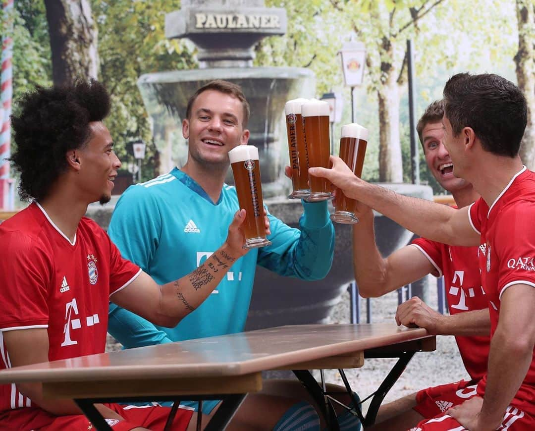 サッカーキングさんのインスタグラム写真 - (サッカーキングInstagram)「. 今日から10月🍻🇩🇪  📷Photo by Getty Images  #バイエルン #bayern #bayernmunich #miasanmia  #10月 #オクトーバー #オクトーバーフェスト #october #octoberfest #乾杯 #ビール #サネ #ノイアー #ミュラー #レヴァンドフスキ  #football #fussball #サッカーキング #⚽️ #サッカー」10月1日 19時57分 - soccerkingjp