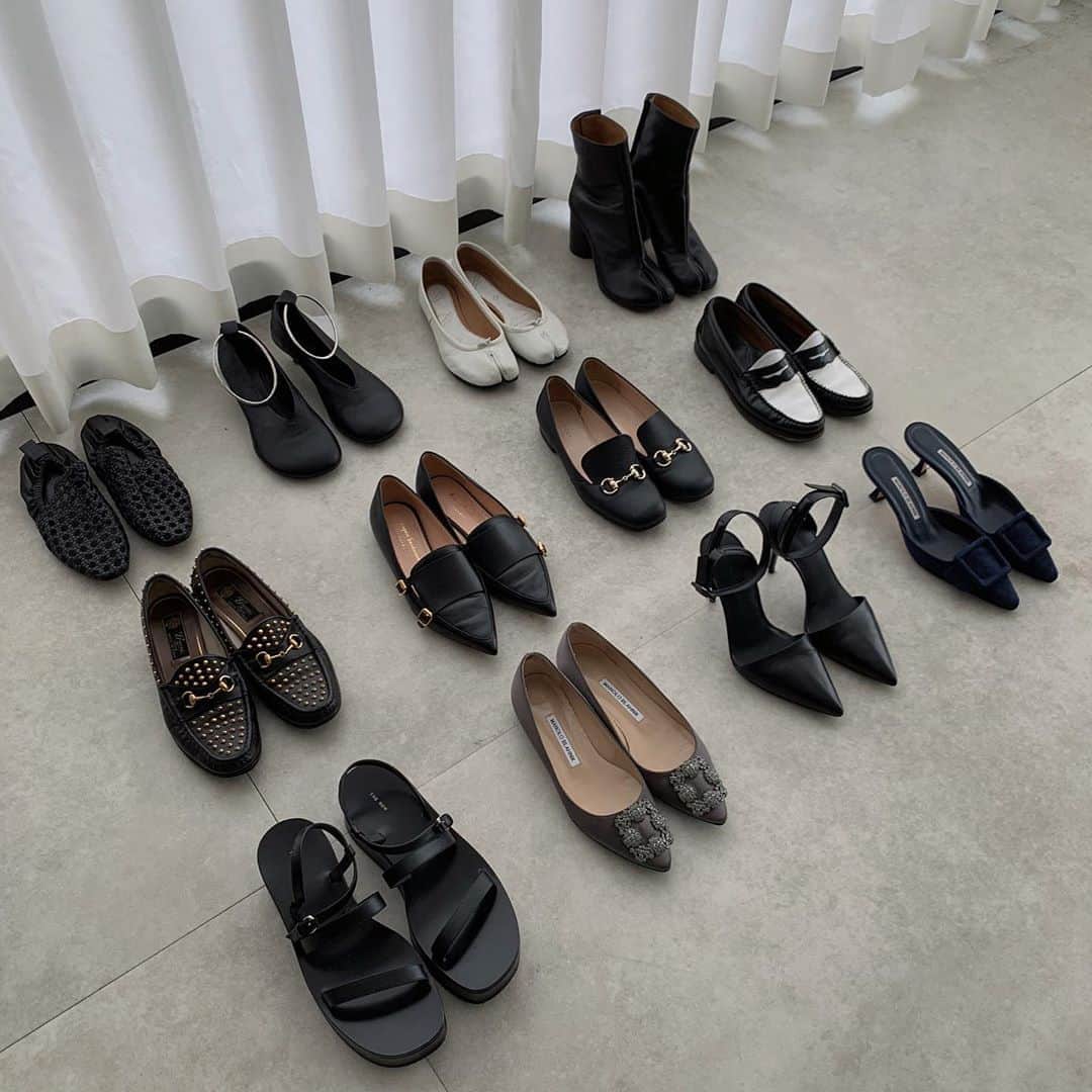 のインスタグラム：「撮影準備の一コマ🥿 . モノトーン🖤😊 . . . . . . . . . . . #blackshoes#therow#therowshoes#newbottega#bottegashoes#jilsander#jilsandershoes#gucci#MaisonMargiela#margielatabi#tabi#rupertsanderson #manoloblahnik#studioamelia#milaowen#monotone#マルジェラ#足袋バレエ#モノトーン#モノトーンコーデ」