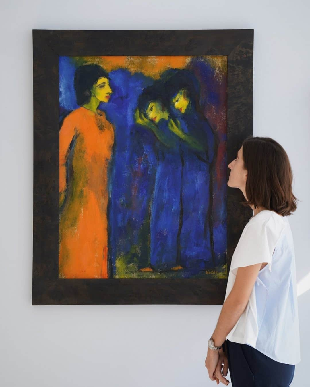 サザビーズさんのインスタグラム写真 - (サザビーズInstagram)「Painted in 1947, this profound post-war work encapsulates Emil Nolde's mastery of colour - bringing together opposing palettes of bold oranges and blues to convey the complex relationship between the figures.   Last exhibited in 1958, Huldigung (Homage) will make its auction debut from the collection of the artist's family in our 'Impressionist & Modern Art' online sale - open for bidding from 6 October.   #SothebysImpMod #SothebysOnline #EmilNolde #GermanArt #GermanExpressionism #ExpressionistArt」10月1日 19時59分 - sothebys