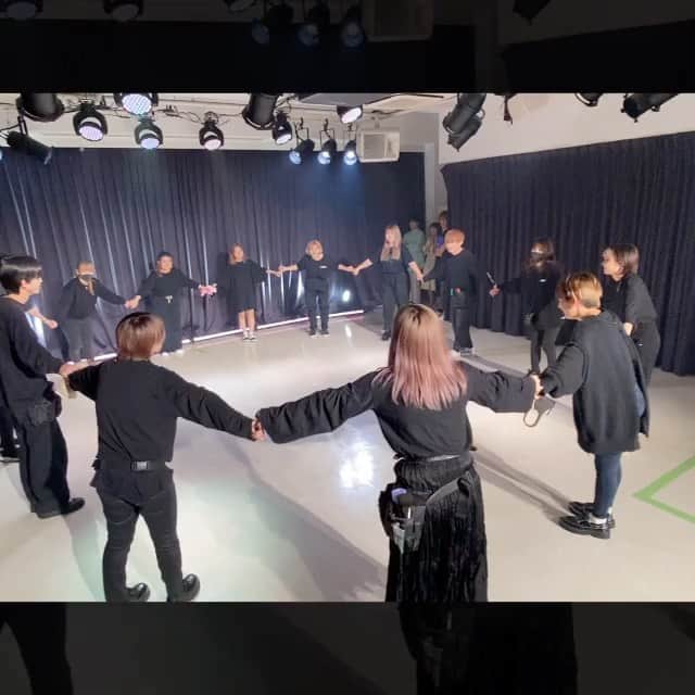 東京ベルエポック美容専門学校のインスタグラム：「【卒業制作:DAY1】 2年間の集大成ともいえる卒業制作をおこないました‼︎✨ ・ 卒業制作はチームごとに分かれ、コンセプトや音響、照明などすべて学生が1から作り上げていきます！🏆 ・ 今日の本番に向けて、チームごと休みの日や放課後を使って練習をしました👯‍♀️ ・ 本番では、これまでの学びの中で培った技術やチームワークなどをすべて発揮し、どのチームも素晴らしい卒業制作となりました🌸 ・ ・ 明日は卒業制作DAY2‼︎🔥 明日もみんなで力を合わせて、楽しく素敵な卒業制作を作りあげましょう💪🎖 ・ ・ #東ベル#東京ベルエポック美容専門学校#美容学生#美容専門学校#美容専門学校東ベル#卒業制作#卒制#ヘアショー」