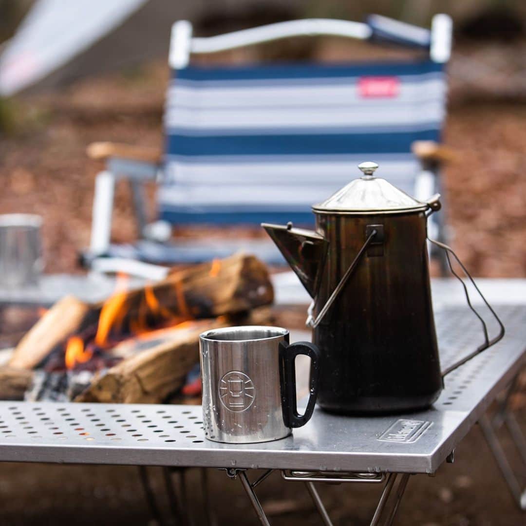 Coleman Japanのインスタグラム：「＼キャンプの朝のコーヒー☕︎／  ひんやりした空気が気持ちいいキャンプの朝。お湯を沸かして淹れるコーヒーは至福の一杯☺️  ・ ・ ・ #灯そうColeman #灯そうコールマン #灯そう #Coleman #コールマン #Tent #テント #Camp #キャンプ #Outdoor #アウトドア #焚き火 #キャンプの朝 #ダブルステンレスマグ300 #ダブルステンレスマグ ︎#ファイアープレイスケトル #コーヒーの日」