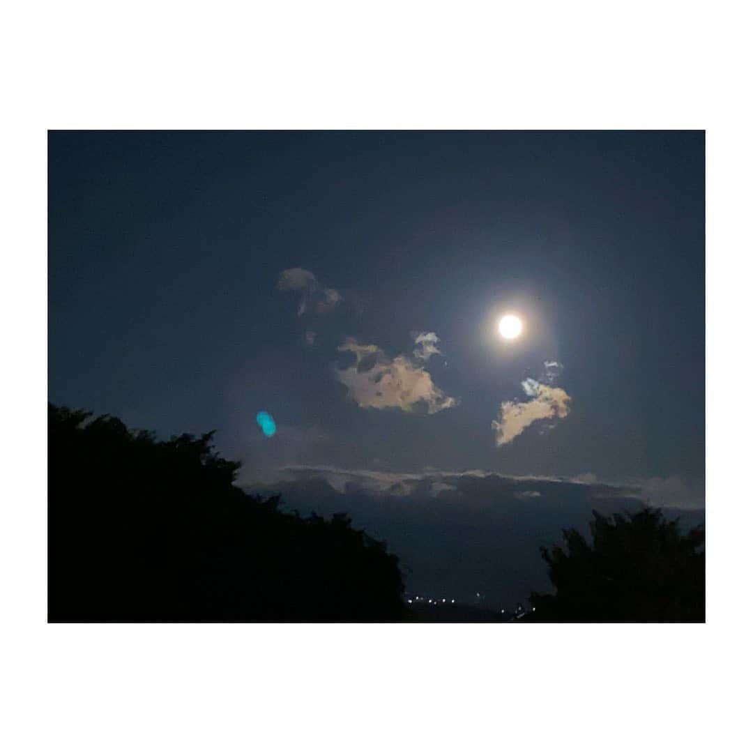 柿澤ゆりあのインスタグラム：「今日は月が綺麗でした🌕﻿ ﻿ 今日から10月という事で、﻿ 先月よりもいい月に出来るよう﻿ 頑張ります！﻿ ﻿ そして、、﻿ 近々新しい作品のお知らせが出来そうです！ お楽しみに。﻿ ﻿ #October#fullmoon#🌕﻿」
