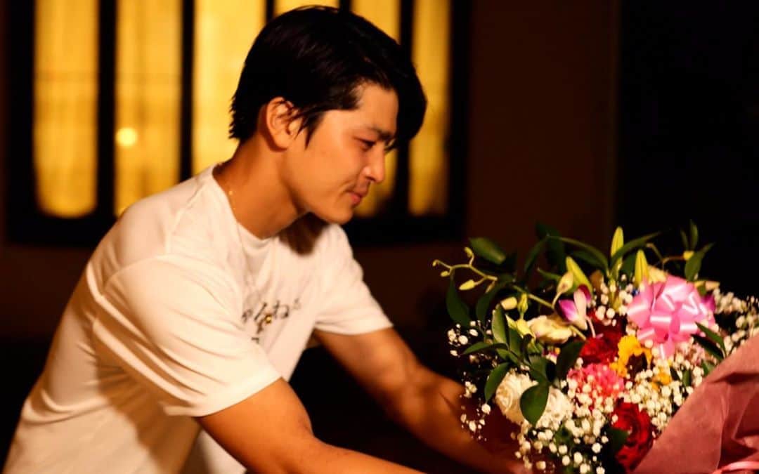 のインスタグラム：「#YouTube【誕生日企画】 東京→群馬１００キロ走って、 両親に直接 『産んでくれてありがとう』って伝えてみた。  俳優として活動してる僕、 舘野将平が マラソンど素人ながら一ヶ月間我流でトレーニングし、 1番苦手な１００kmマラソンに挑戦しました！  楽曲提供を #下地正晃　さんにしていただきました🙏✨ @masaakishimoji   １、「これから始まる歌の主人公は君だ！」 ２、「今日でまたひとつ歳をとる」 ３、「UP&DOWN☆言いたい事は最後の一行」  ぜひご覧下さいませ✨✨  #100キロマラソン」
