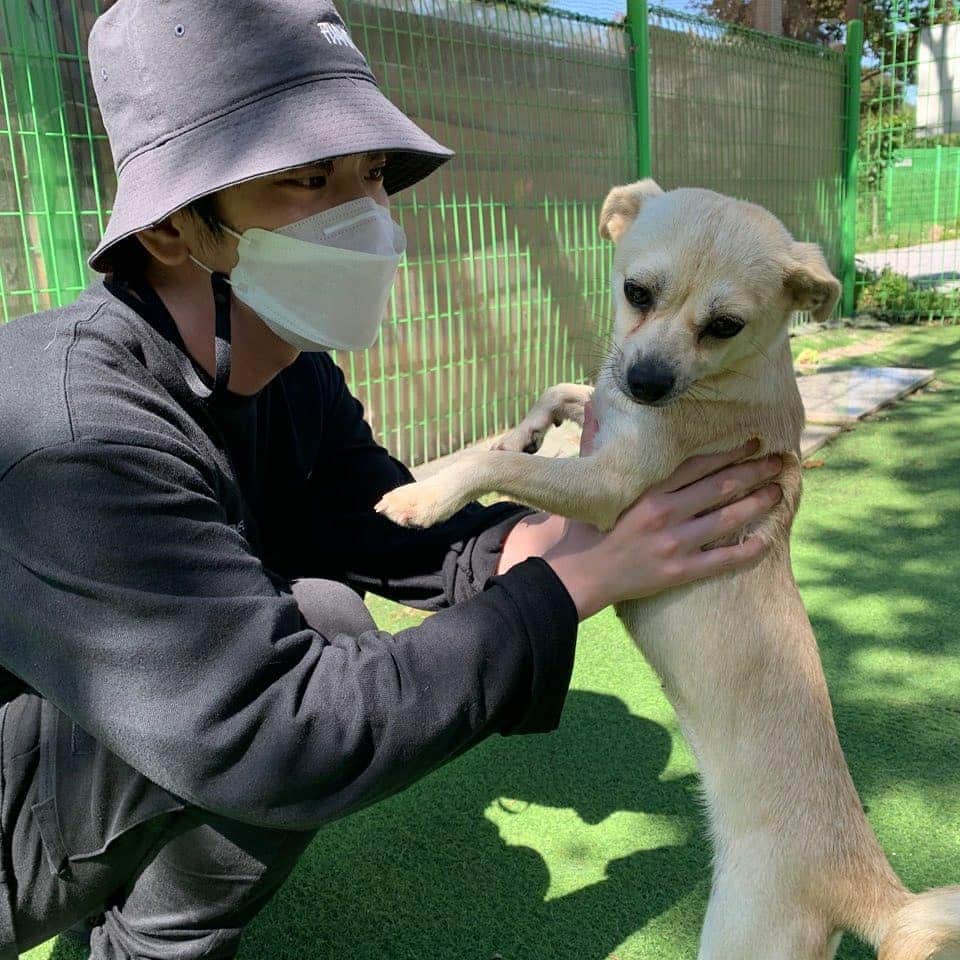 アン・スンギュンのインスタグラム：「따뜻한 연휴되세요^^ 늘!! 힘!!! #잘지내요😊」