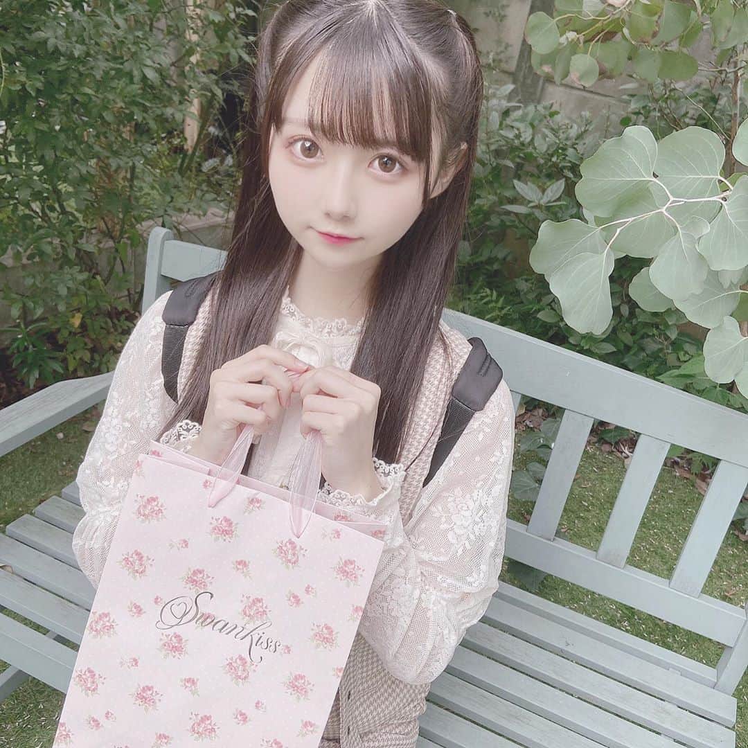 山本あこのインスタグラム：「Swankissさんの展示会に行ってきました ᐡっ ̫ ‹ᐡ  #スリジエ #やまもとあこ」