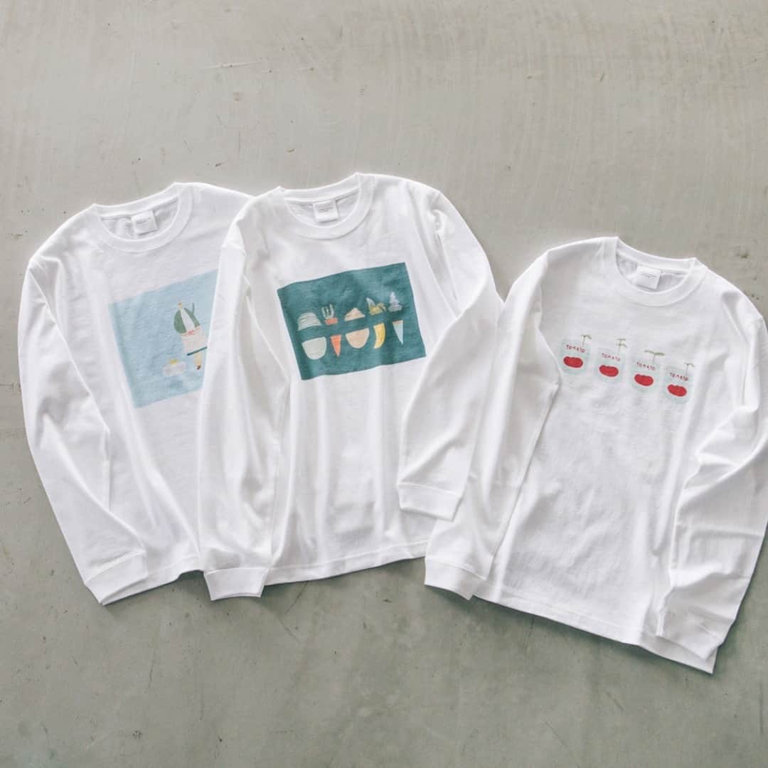 北欧、暮らしの道具店さんのインスタグラム写真 - (北欧、暮らしの道具店Instagram)「【数量限定！】『ひとりごとエプロン』の夏希が着用するロンTを商品化しました！ . - - - - - - - - - - - - 当店のオリジナルドラマ『ひとりごとエプロン』 シーズン2の最終話となる第8話の公開にあわせ “イラストTシャツ” をつくりました！ . 「野菜の千切り」は、シーズン1・第2話の 夏希の千切りシーンがモチーフ。 なるべく細く、できるだけ早く。 野菜を刻みながら自分を取り戻していく夏希が印象的でした。 . 「ダンシング・ガール」のモチーフはシーズン1・第1話。 ときめいたものだけに囲まれた自分だけのお城で、 ラジカセの音楽に合わせて、主人公が踊るシーンです。 . 「トマト缶」は、シーズン2・第7話で登場。 使い切った空き瓶や缶を洗って、小さなグリーンを育てたり、 切り花を活けたり。そんな経験ありませんか？ このTシャツには、そんな鮮やかなトマト缶が4つ。 . どのイラストも、ちょっぴりシュールでかわいすぎない、 大人っぽく淡い色使いがポイント。  柔らかな生地感と体のラインを 拾わないゆったりサイズなので、 スカートにインしたり、ラフなデニムに合わせたり…… いろいろなボトムスに合わせてみていただきたいです。 . - - - - - - - - - - - - 【数量限定】『ひとりごとエプロン』ロングTシャツ . ▶︎ プロフィールのリンクから、お値段・サイズなど詳しい情報をご覧いただけますよ。→@hokuoh_kurashi . 「クラシ手帳2021」プレゼントキャンペーン実施中！お買いものいただいた方に、当店オリジナルの手帳を無料でお届けいたします。 . #KURASHIandTripsPUBLISHING#fashion#coordinate#Tシャツ#ロンT#ひとりごとエプロン#ファッション#秋コーデ#冬コーデ#お買い物#お買いもの#シンプル#シンプルライフ#シンプルデザイン#暮らしを楽しむ#日々の暮らし#北欧#暮らし#北欧暮らしの道具店」10月1日 20時00分 - hokuoh_kurashi