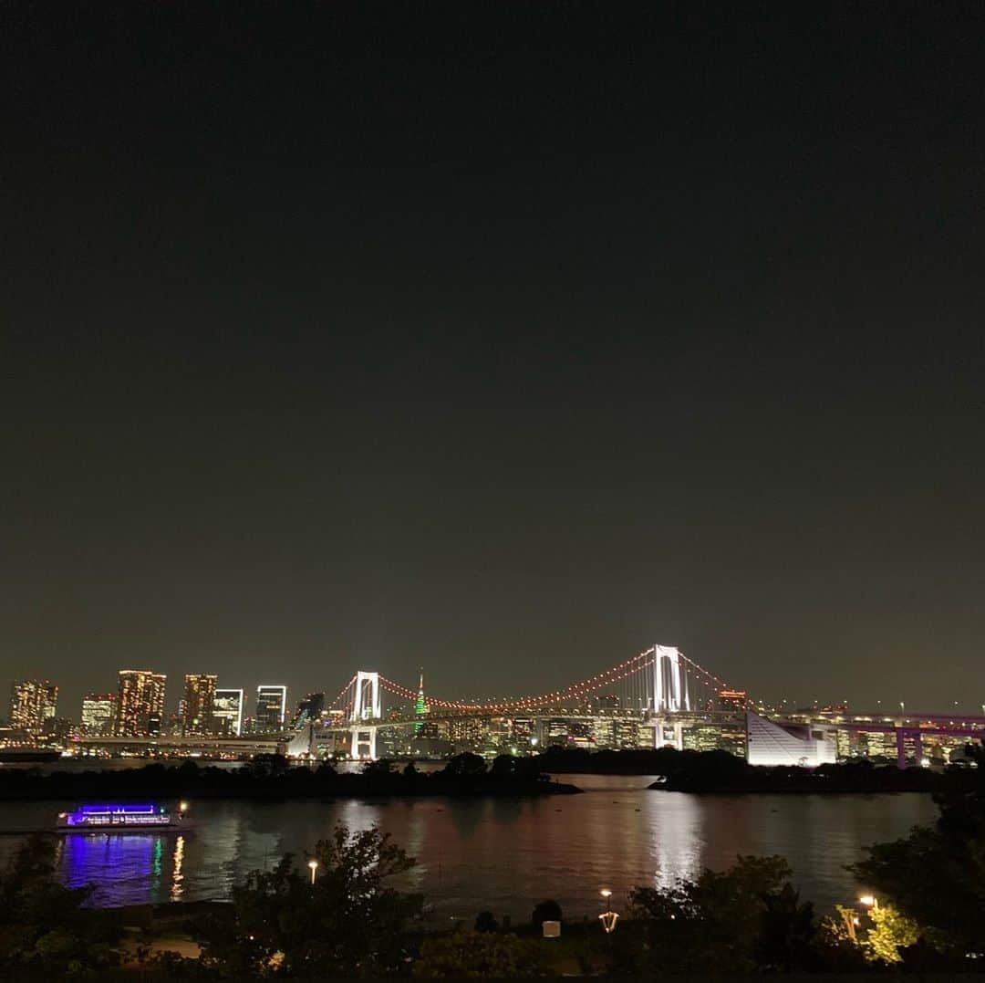 Hilton Tokyo Odaiba ヒルトン東京お台場さんのインスタグラム写真 - (Hilton Tokyo Odaiba ヒルトン東京お台場Instagram)「『中秋の名月』 月がとても明るく、キレイに見えますね☺️💗 本日の、東京タワーのグリーンカラーや屋形船のライトアップも素敵🗼✨  心地良い風を感じながらのテラス席はとても気持ちよく、秋の夜長を楽しめそうです☕️  #東京タワー #wellcometokyo #レインボーブリッジ #夜景 #中秋の名月  #満月 #十五夜 #ヒルトン東京お台場 #ヒルトン #東京 #台場 #ホテル #テラス #秋 #夜景が綺麗  #hiltonodaiba #hilton #tokyo #daiba #hotel #discoveringtokyo」10月1日 20時02分 - hilton_tokyo_odaiba