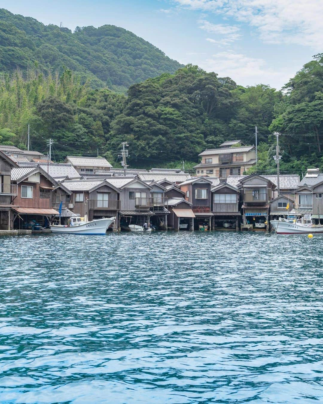 詩歩さんのインスタグラム写真 - (詩歩Instagram)「🐟  「海の京都」を知っていますか？  なかなか水辺のイメージがない京都ですが、実は北部の京丹後は日本海に面しているエリア。 そんな「海の京都」の中でも私がいちばん好きなまちが、この「伊根」です。  写真の家を１軒１軒よく見てみると、建物の１階部分は海の中！！！😳 「舟屋」とは１階が海（舟置き場）、２階部分が住居スペースになっている独特な建造物なんです。  伊根湾沿いにぐるりと230軒ほどの舟屋が並んでいて「重要伝統的建造物群保存地区」になっている貴重な場所。宿やカフェになっているので中にも入ることもできます😊  私はこれまで２回訪れたけど、やっぱり海出身の人間としては海沿いの町は本当に落ち着く… 地元じゃないのになぜか懐かしい気分にさせてくれる町でした。  ✎  そんな「伊根」を中心に、京丹後を周遊するモデルコースがWEBサイトにアップされました！ 来年開催される「ワールドマスターズゲームズ2021関西」にあわせ、京都をめぐる私のおすすめコースをご紹介しています。  Ebikeに乗って天橋立や棚田なども巡っていますよ〜🚲  「ワールドマスターズゲームズ　モデルコース」 とGoogle検索するとみれますので、ぜひご覧ください🔍  🐟  Do you know "The Sea Side of Kyoto"?  Kyoto is not usually associated with the waterfront, but in fact, Kyotango in the northern part of the city faces the Sea of Japan. My favorite town among them is "Ine".  If you look at the houses in the picture one by one, you'll see that the first floor of the building is in the sea! 😳 “Funaya" is a unique building where the first floor is the sea (boat yard) and the second floor is a residential area. There are about 230 Funaya lined up along Ine Bay and it is a precious place that is designated as an important traditional building preservation area. You can even go inside as it has been turned into an inn and cafe. It was a town that somehow made me feel nostalgic even though it wasn't my hometown.  🙏旅行を検討中の方へ 政府や自治体が発表している新型コロナウイルスの最新情報を確認しましょう！ #withコロナ旅行 での感染対策についてはyoutubeに動画をあげています  📍伊根の舟屋／京都 📍Ine town／Kyoto Japan﻿ #shiho_kyoto  ©Shiho/詩歩」10月1日 20時13分 - shiho_zekkei