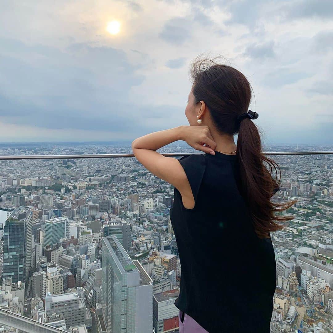 福山唯のインスタグラム：「今夜は中秋の名月ですね☺️ 仕事終わりに見た月がとっても綺麗でした🌕✨ . . この日も夕陽が綺麗だなって思えた日♡ 1番忙しくなる時期だけど、心も身体も元気でいなくちゃ❣️ 空を見て綺麗だなって思えるゆとりが大切☺️♡♡ . . ヘアアクセは @acca.hd 💗 ポニー&シュシュもバレッタもクリップも大好きです♡♡ . . 10月もよろしくお願いします🌾✨ . . #sunset #tokyo #october #中秋の名月　#秋　#渋谷スカイ　💗」