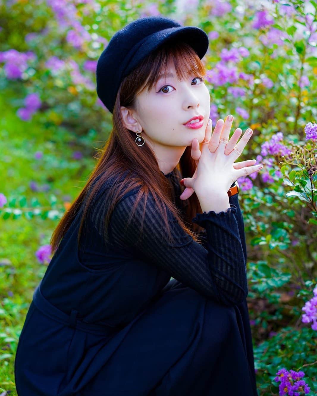 藤田香澄のインスタグラム：「頑張って目を開こうとすると眉毛が上がっちゃう(´･ω･`)  #撮影会 #japanesegirl #レースクイーン #ブラックコーデ #野外撮影 #racequeen」