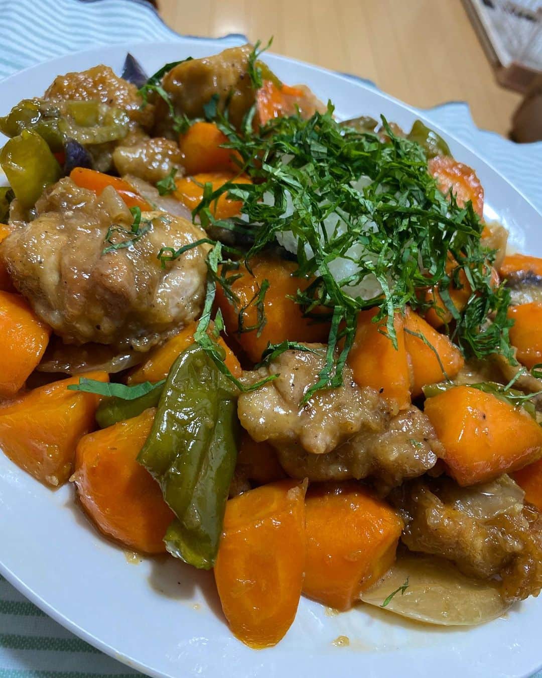 KAZUKI【ANFiNY】のインスタグラム：「冷蔵庫に残っとった 鶏肉🐓ナス🍆にんじん🥕たまねぎ🧅 やらをぶち込んで作った！ ぴーまんもあったなw シソが結構よかったよ👍  #さっぱりみぞれ煮  #かずきっちん  本日21時〜 ここばなお楽しみに😊✨ オフシャルアカウントでやるよ！ @anfiny_official  みんなのために髪の毛セットしたけん 見に来てほしーなーて言うとこ。笑」