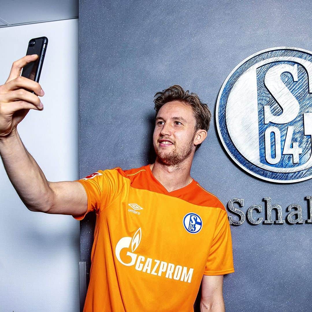 シャルケ04さんのインスタグラム写真 - (シャルケ04Instagram)「Let's take a selfie 🤳🏽😎💙 . . #Schalke #S04 #Knappen #Football #Soccer #Futbol  #WirLebenDich #🔵⚪️ #Selfie」10月1日 20時06分 - s04