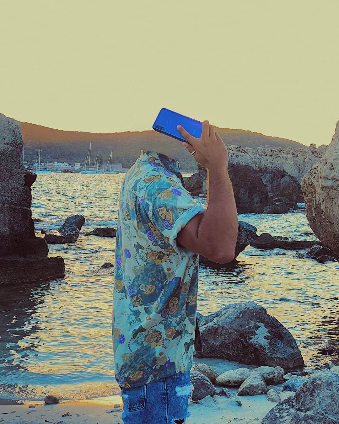 Giuseppe Pepeのインスタグラム：「#LoosingMyMind . ~ S T I L L  S U M M E R ! 🌅🪁🌊1/3 . . [ad] Adoro questo smartphone #Honor9x di @honor_italia perché oltre che per l’estetica mi ci sono affezionato anche per le innumerevoli funzioni della sua incredibile fotocamera, sono davvero contento di averlo scoperto. Dunque se volete farvi un regalo e allo stesso tempo avere tra le mani un gioiellino conoscete già la risposta... Io ci ho perso la testa e penso l’abbiate capito. 😅 . . #honor #honoritalia」