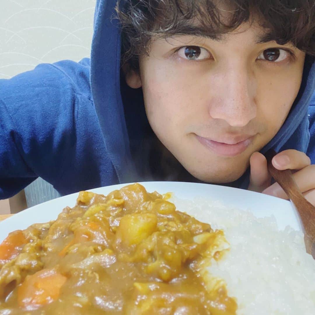 井阪郁巳さんのインスタグラム写真 - (井阪郁巳Instagram)「🍛作った。Iku'sキッチン！ もう朝からカレーの口になってた。カレーしか勝たん。と言うことで3日連続カレー食す。  #初出し #井阪郁巳 #ご縁  #インスタオシャレ化計画  #swag #写真 #カレー #料理  #パーカー男子 #Iku'sキッチン」10月1日 20時07分 - ikumi_isaka_official