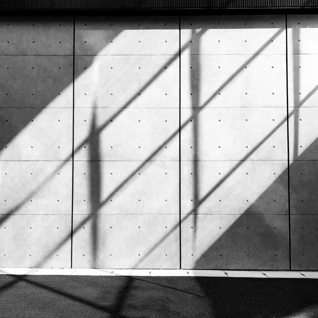 naotakeのインスタグラム：「壁 - A wall / iPhone XR & Snapseed, 20201002 . . 霞ヶ浦の帆引き船を見てみたい。 . . #spicollective #royalsnappingartists #infamous_family #rsa_main #infinity_photo_cult #2_fineart #jp_gallery_member #jp_gallery_bnw #trb_bnw #wp_bnw  #bnw_life #bnwlife_member #bnw_life_shots #bnw_captures #world_bnw #top_bnw #team_jp_ #team_jp_モノクロ #ig_energy_bw #ig_nihon #streetphotographybnw #igersjp #blackandwhite #bnw #bnwphoto #monochrome #bw #bnwphotography #ShotOniPhone #shotoniphoneXR」