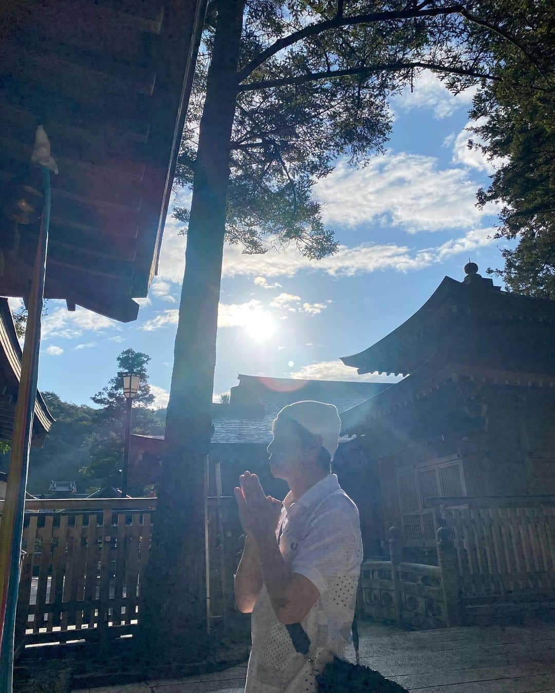 アキ（荒木良明）のインスタグラム：「朝から、お一日おまいり🙏 清々しいぃよぉ〜 今夜は中秋の名月🌕✨  #清荒神清澄寺 #龍の神様 #吉本新喜劇アキ」