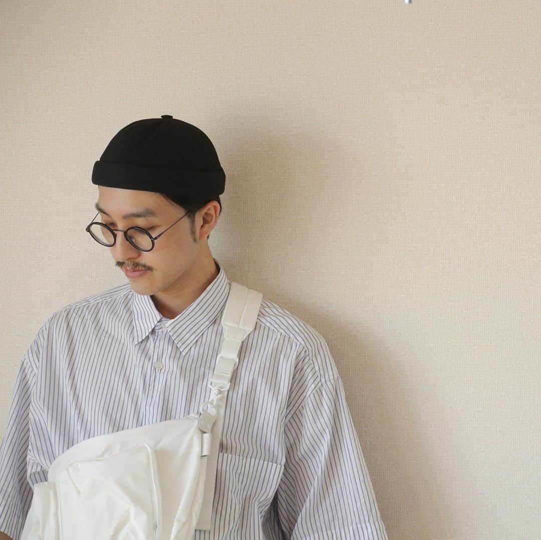_cody0928_のインスタグラム：「. 今日は久々に自分以外の服を本気で選びました。  買った服にその場で着替えて、帰りに後輩が『なんか自分じゃないみたい。自分に自信が持てて、今までと景色が違って見えます！』と興奮気味に話してくれて凄く嬉しかったです。  洋服に興味を持ち始めたばかりの彼には、金額的にも少し勇気のいる買い物だったと思いますが、本当に満足してくれた様子で安心しました。  最近では通わなくなったお店にも足を運び、原点回帰とまではいきませんが、新しい洋服を着る楽しさを改めて感じた1日でした。  あとはまだ話した事もない気になる子を誘うのみ！（笑）  cap / #betoncire tops / #studionicholson  bag / #amiacalva」