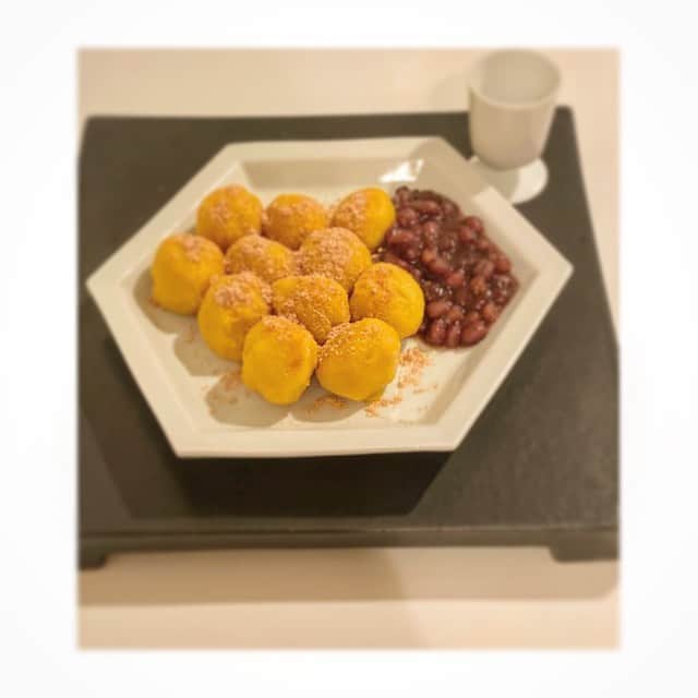 前田ゆかのインスタグラム：「まるいお月様をイメージして かぼちゃお月見団子を作りました🌾  お天気が回復してよかったですね！ 見上げると見事なお月様🌕  深まりゆく秋を感じながら 中秋の名月。  #お月見 #お団子 #もちもちかぼちゃお月見団子 #中秋の名月 #maeyukareshipi」