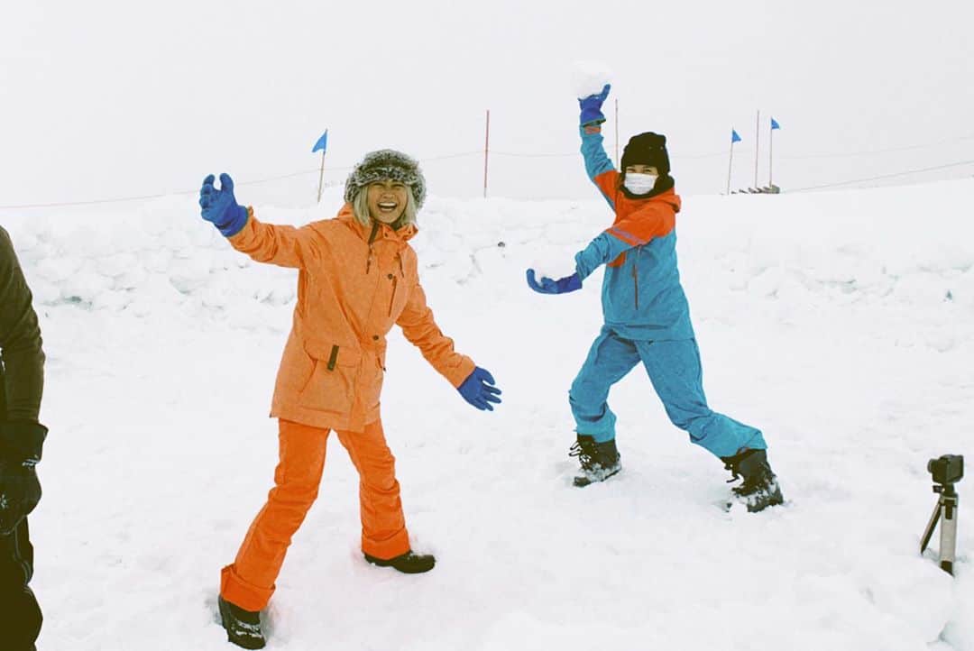 楠怜己さんのインスタグラム写真 - (楠怜己Instagram)「Making perfect snow wall⛺️🕺💫 雪壁設営中👷‍♀️」10月1日 20時15分 - reimikusunoki