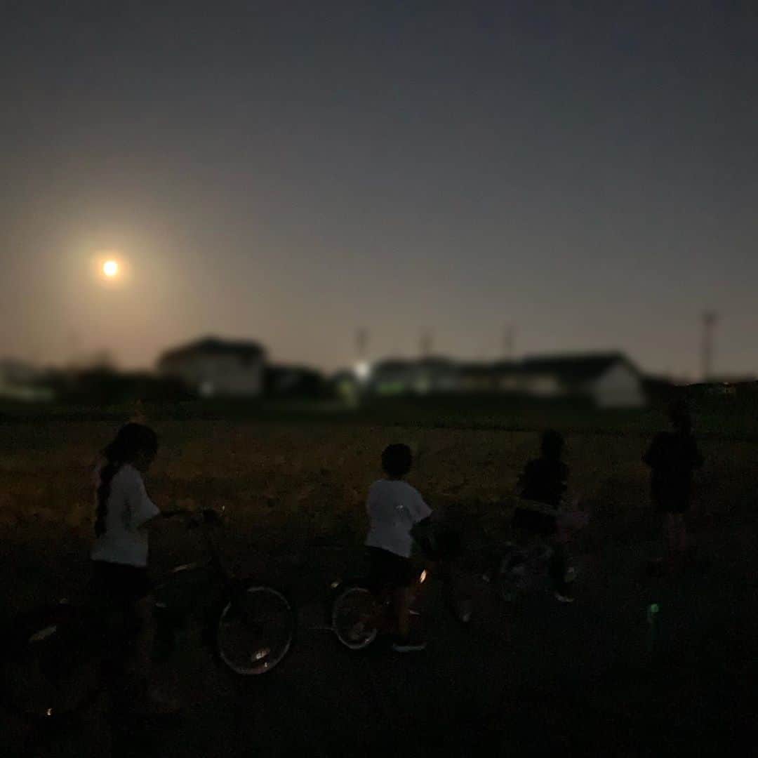 ぴよ。こぱ。さんのインスタグラム写真 - (ぴよ。こぱ。Instagram)「お月見。 中秋の名月。  綺麗！！  夜、まぁまぁ寒いけど、風も音も心地良い。」10月1日 20時15分 - uca.34