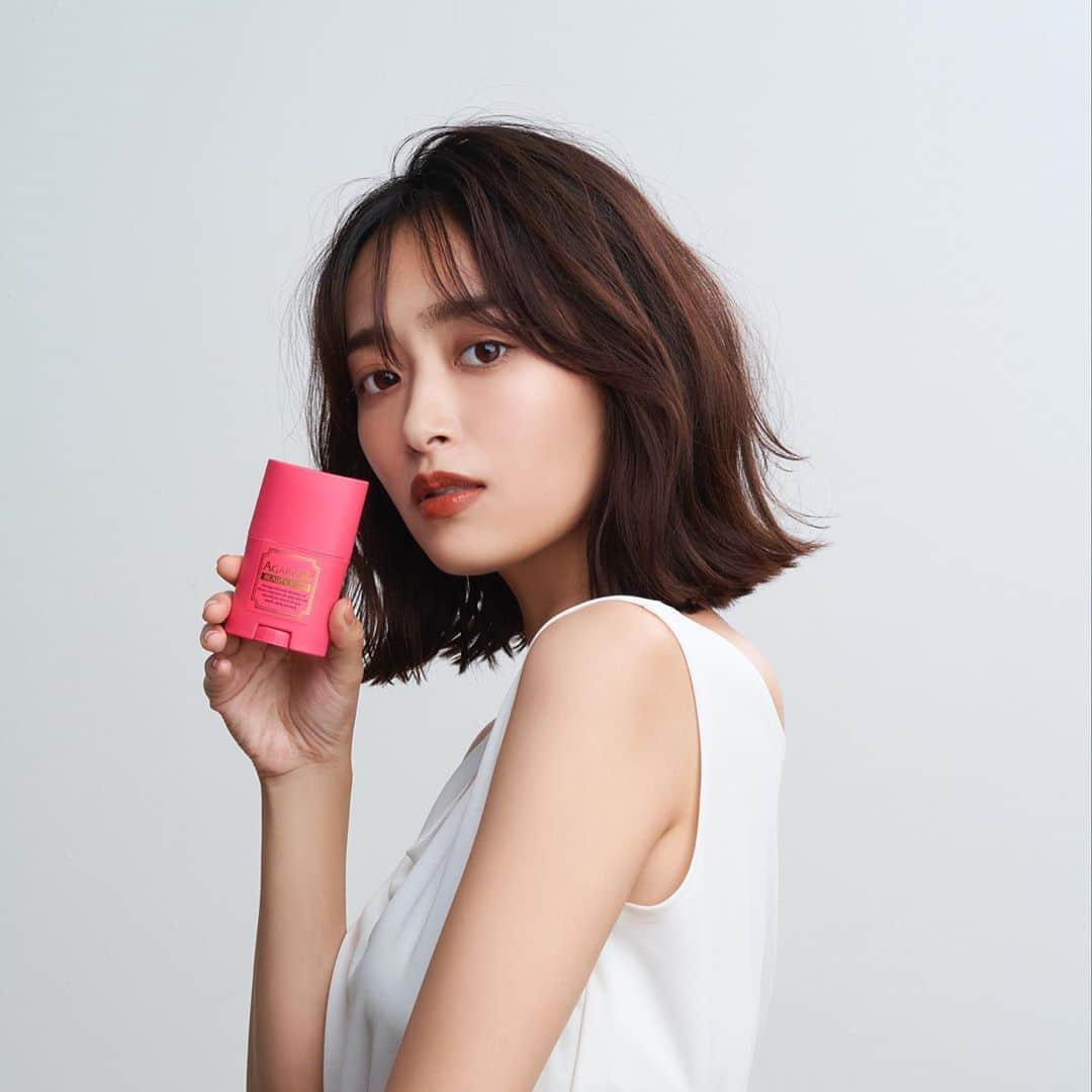 近藤千尋のインスタグラム：「この度ずっと愛用していた アガリズムの イメージモデルに就任しました🥺❤️  簡単にリフトケアができるので もう2年くらい愛用しています☺️ きゅっと引き締まって、 これからの季節乾燥が 気になるのでオススメです🍂  もうお店に売ってるので チェックしてみてください🙇🏻‍♀️❤️ これから続々と新しい情報も出るみたいなのでお楽しみに🥰❗️  #AGARISM #アガリズム #イメージモデル就任 #スマート美容 #お店でもみつけてね」