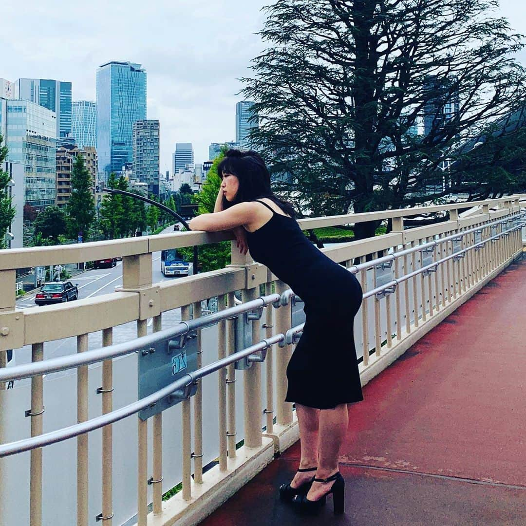 佐々木心音さんのインスタグラム写真 - (佐々木心音Instagram)「とある撮影にて (写真集じゃないよー) 晴れ女が外に出たら、雨が止む。 この説は現在だった。 . . . #blackonepiece #stopraining #today #morning #japanesegirl #job #actress #singersongwriter #model #kokonesasaki  #今日の撮影 #ニットワンピース #歩道橋 #考える人 #お楽しみに #雨が止んだ #晴れ女 #この後太陽が出て晴れたよ #佐々木心音」10月1日 20時17分 - sasakikokone