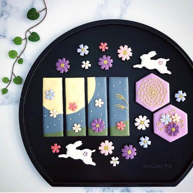 melodyのインスタグラム：「今日は中秋の名月🌕✨🐇。﻿ 空にはとても綺麗なお月様が浮かんでいます。﻿朝晩もめっきり涼しくなりましたね。﻿ 少し月光浴をして、また仕事に戻ります。﻿ 寒暖差で体調を崩しやすくなりますのでお気を付けください。﻿ ﻿ ＊＊＊﻿ ﻿ #picは2年前の作品です﻿ ﻿ ＊＊＊﻿ ﻿ #天然色素#国産#アイシングクッキー#アトリエエム#お月見#中秋の名月#秋桜#コスモス#花#うさぎ#design#flower#日本#糖霜餅乾#曲奇#flowers#design﻿ #pic#cookies#sugarcookies#decoration#icingcookies﻿ #japan#Instagram#instagramjapan#IgersJP#cupcakeproject﻿ #ファインダー越しの私の世界#スイーツ#instasweet」