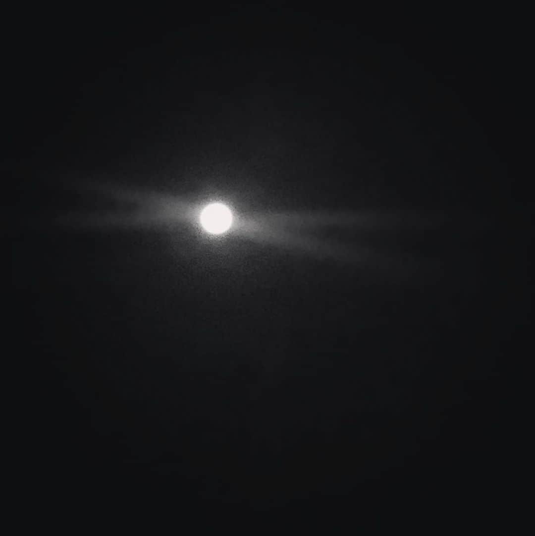 水嶋いとのインスタグラム：「・ 今日から10月だね。 満月、皆さんもみましたか？🌕 まん丸ですごく綺麗だ〜！ ・ 秋の食べ物が全部大好きで、 ワクワクしちゃう☺️ 今の気分は、柿です！笑 ・ ・ ・」