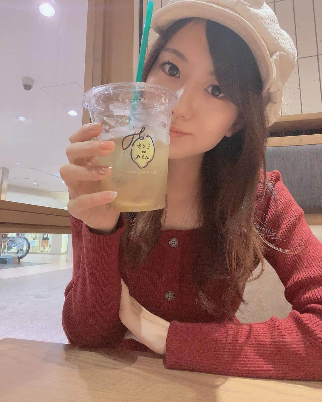 のインスタグラム：「. . 自然派レモネード専門店 さとうｔｏれもん 🍋 @sato.to.lemon  国産レモンと奄美諸島産さとうきび原料100％＜素焚糖＞を 使った手作りの 自然派レモネードのテイクアウト専門店🍋  味は全部で4種類  オリジナルレモネード ¥450 ソーダレモネード ¥480 ブラウンレモネード ¥450 ブラウンソーダレモネード ¥480  ブラウンレモネードを飲みました！ 甘めで酸味が苦手なひとにおすすめ⭐️  #ヘルシー#レモネード#こだわり#テイクアウト専門 #黒いレモネード#奄美諸島産#さとうきび#素焚糖#自家製シロップ#天然#黒いシロップ#クラフトレモネード#大阪#なんば#難波#なんばcity#cafe#osaka#woomypr」